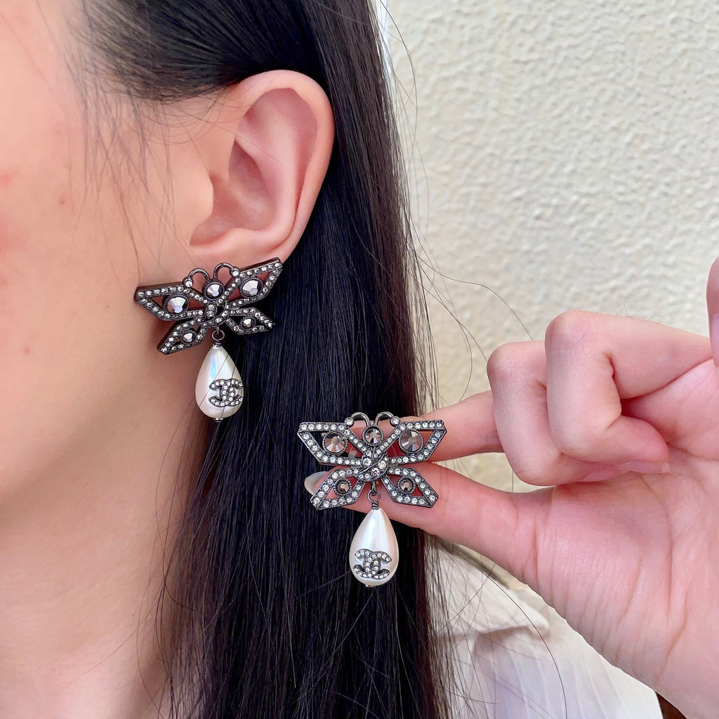CHANEL P90 Pearl Double-C Bow Earrings