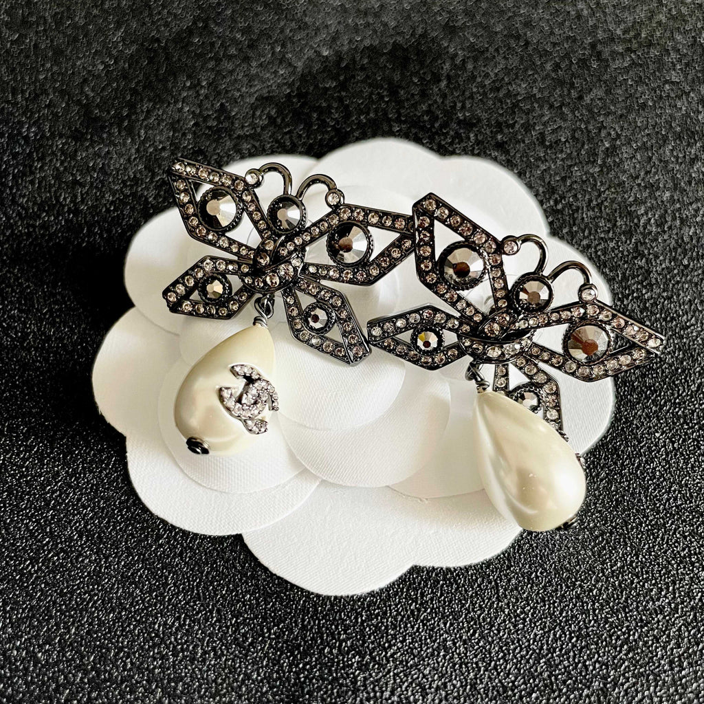 CHANEL P90 Pearl Double-C Bow Earrings