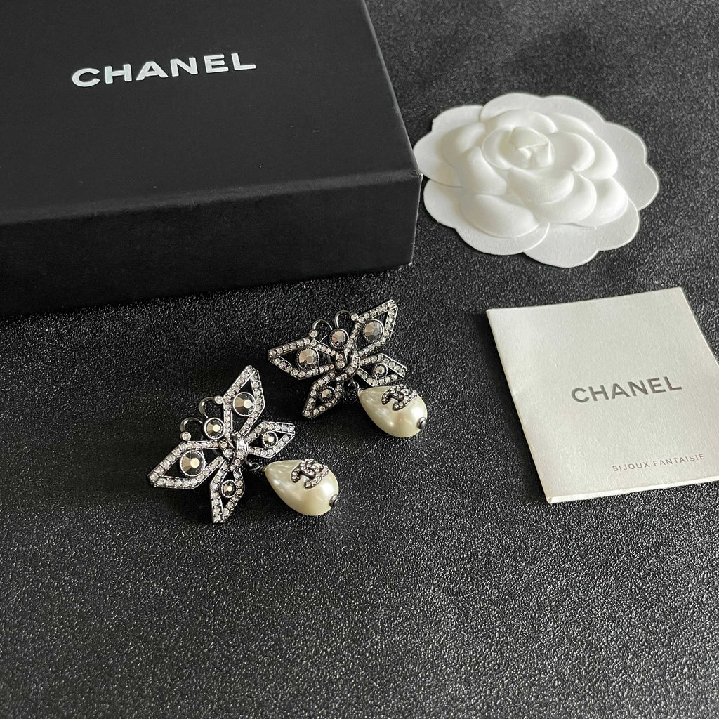 CHANEL P90 Pearl Double-C Bow Earrings
