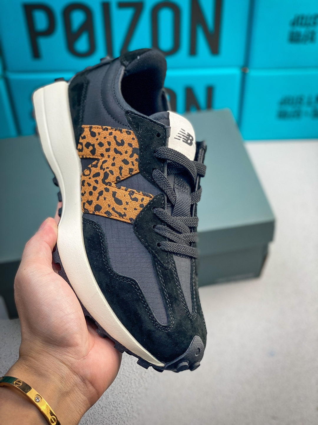 New Balance 220 - Image 2