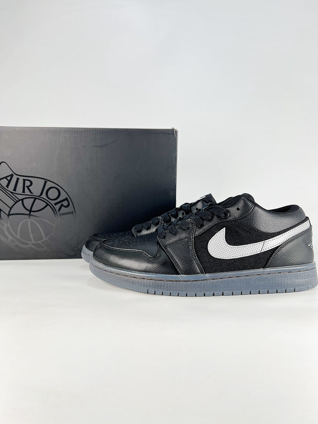 Nike Air Jordan 1 Low - Image 1