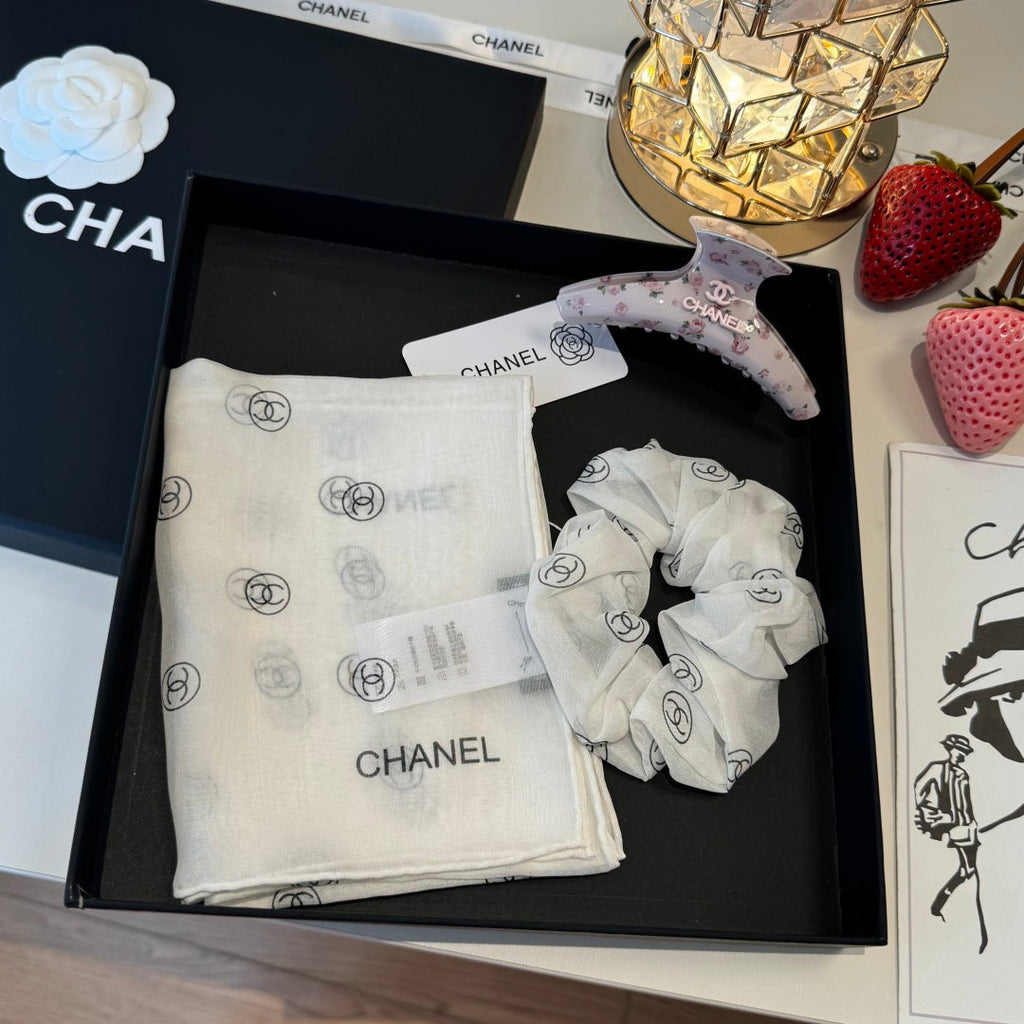 CHANEL Bow Necklace