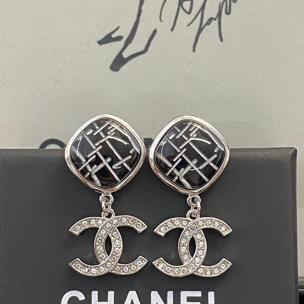 CHANEL Baroque Pearl Vintage Pendant Necklace