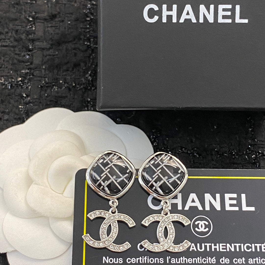 CHANEL Baroque Pearl Vintage Pendant Necklace