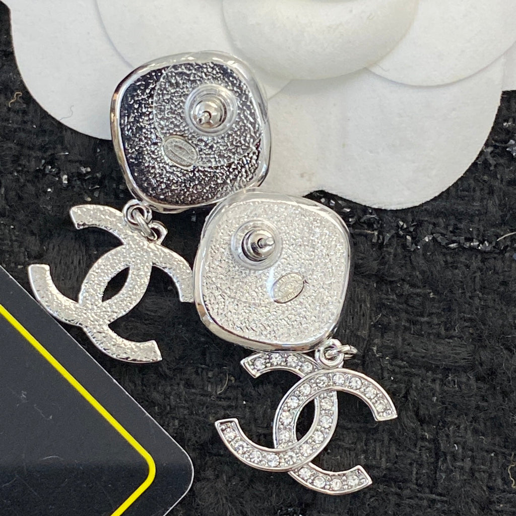 CHANEL Baroque Pearl Vintage Pendant Necklace