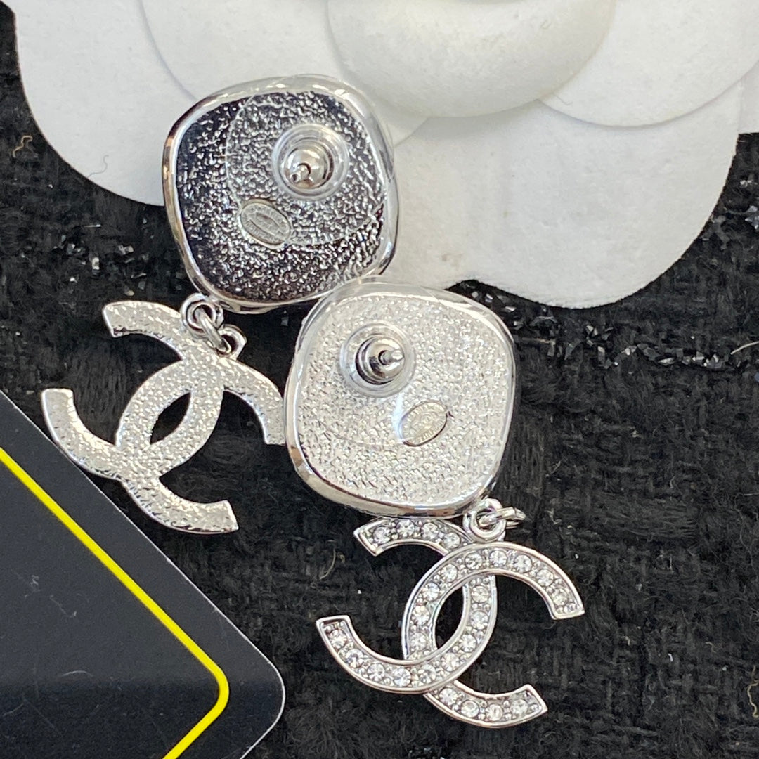 CHANEL Baroque Pearl Vintage Pendant Necklace