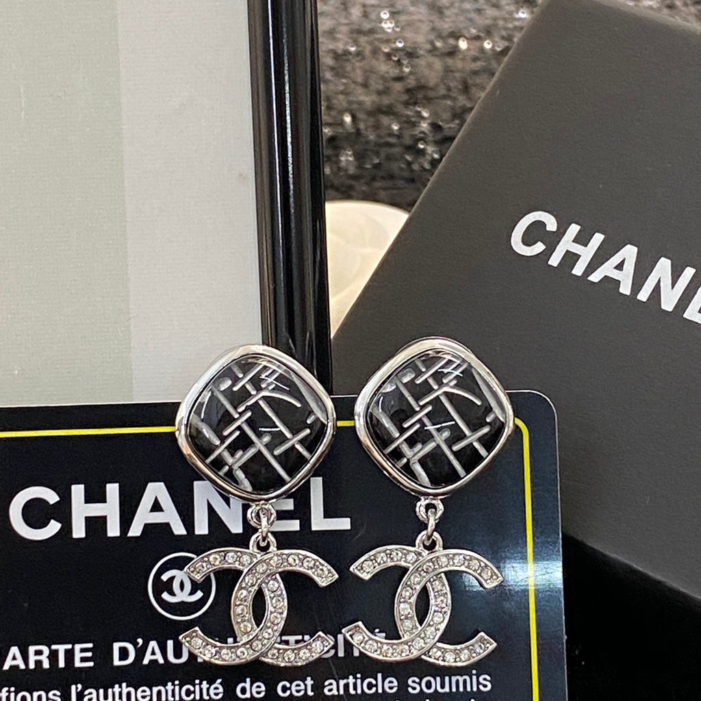 CHANEL Baroque Pearl Vintage Pendant Necklace