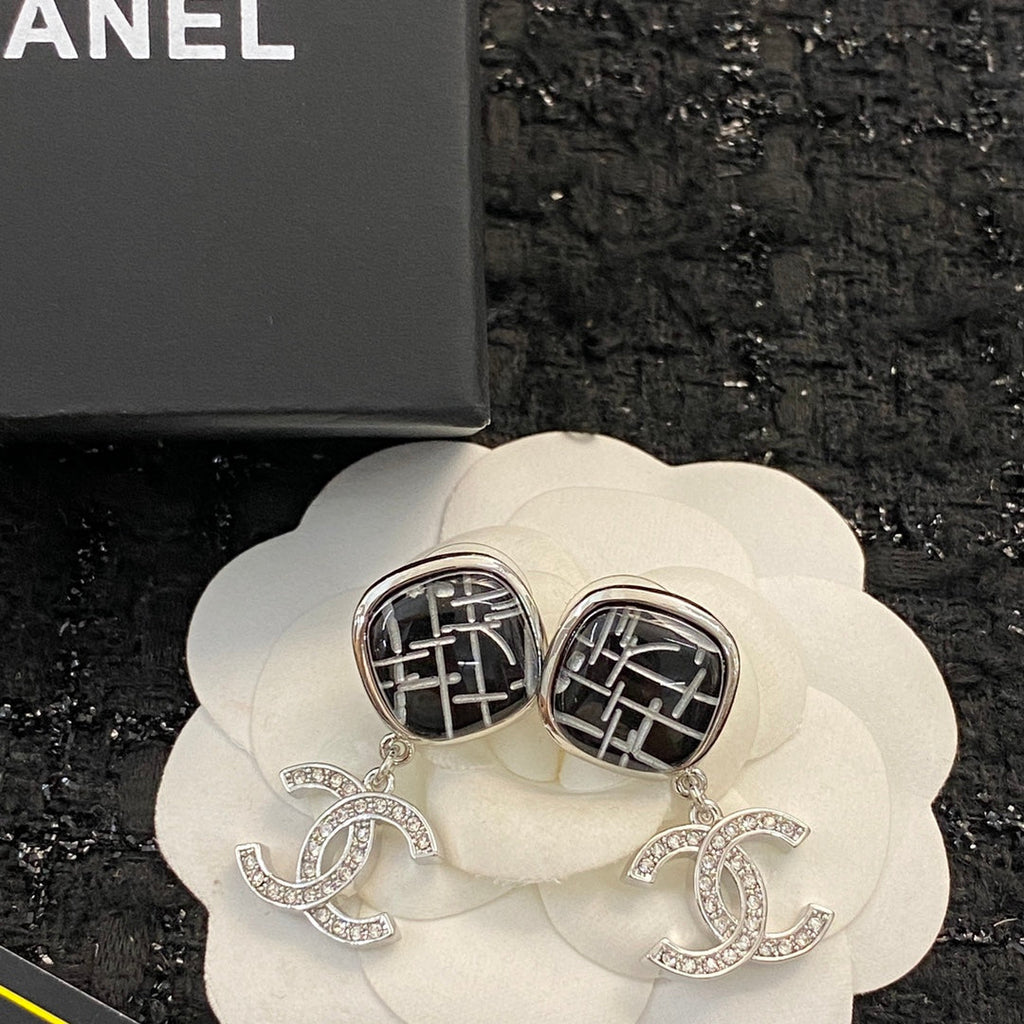 CHANEL Baroque Pearl Vintage Pendant Necklace