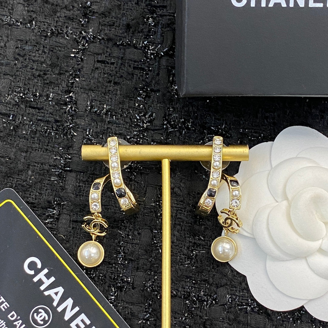 CHANEL Pearl Crystal Enamel Pendant Necklace