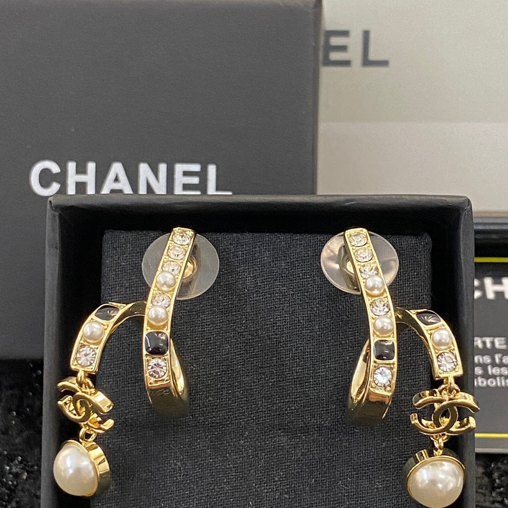 CHANEL Pearl Crystal Enamel Pendant Necklace