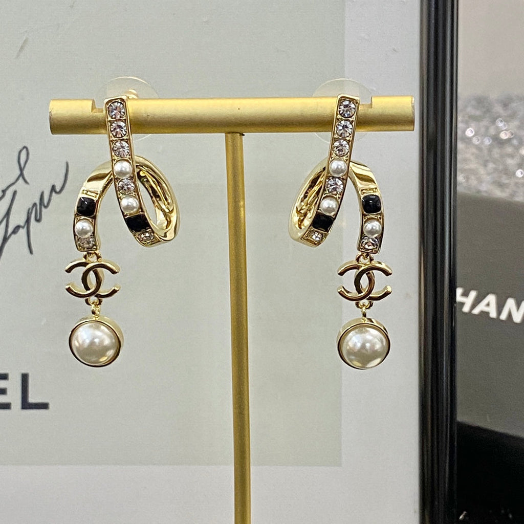 CHANEL Pearl Crystal Enamel Pendant Necklace