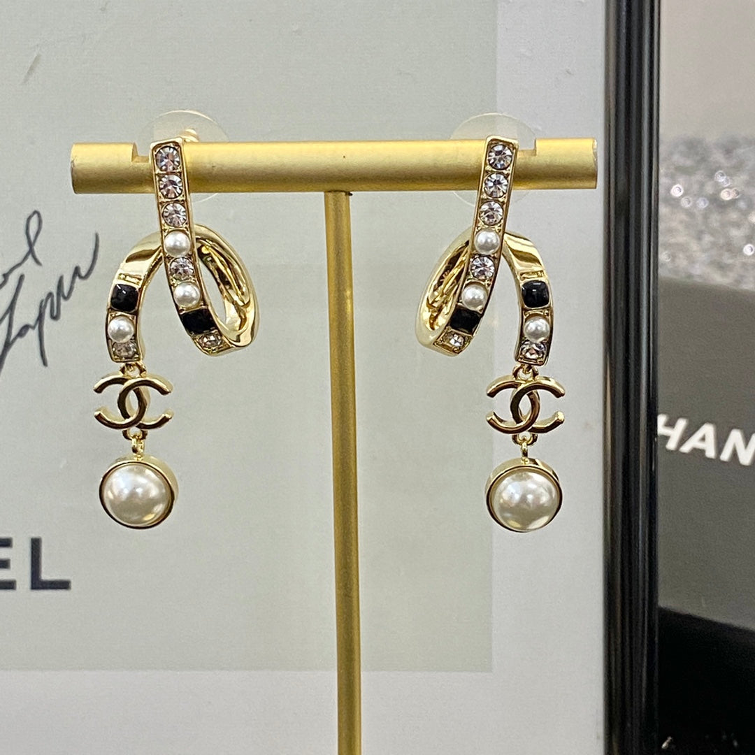 CHANEL Pearl Crystal Enamel Pendant Necklace