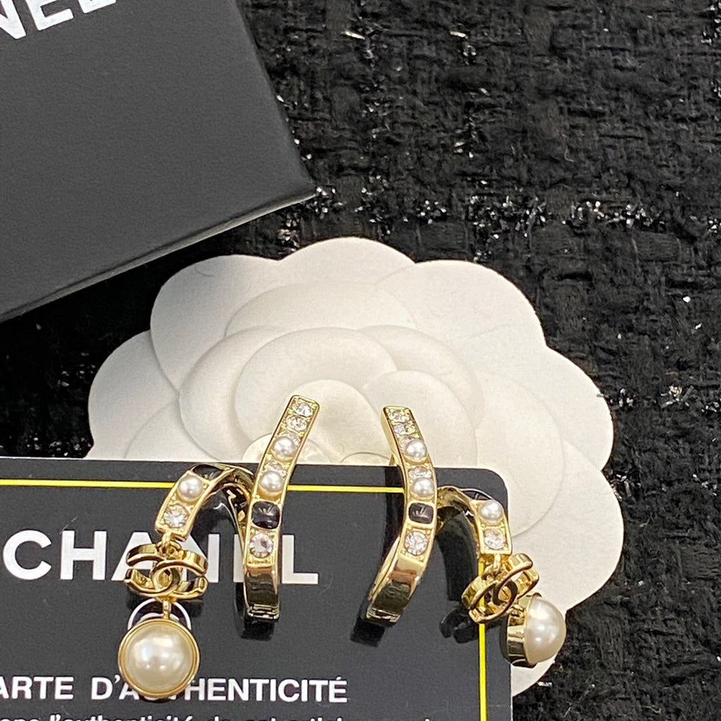 CHANEL Pearl Crystal Enamel Pendant Necklace