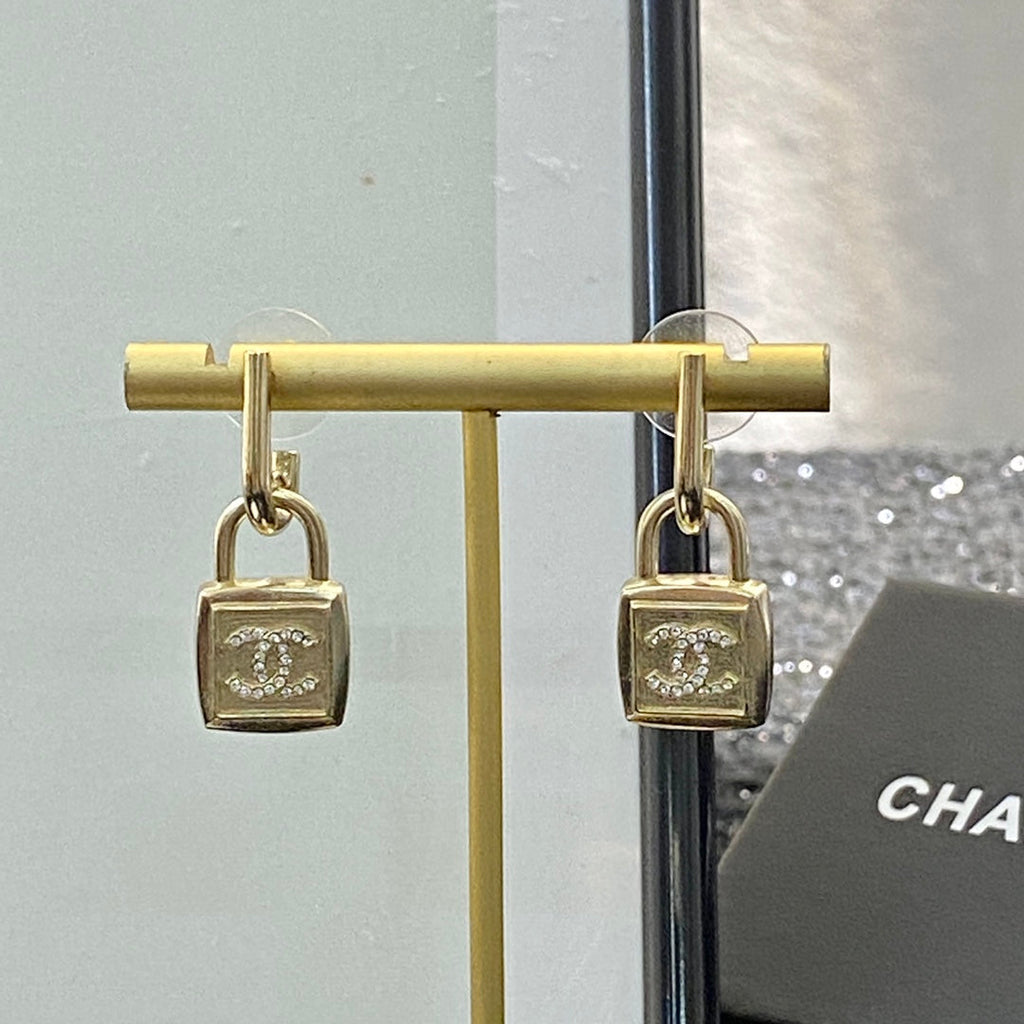 CHANEL Double-C Vintage Earrings