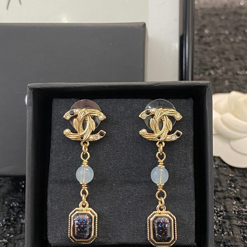 CHANEL Baroque Pearl Vintage Pendant Necklace
