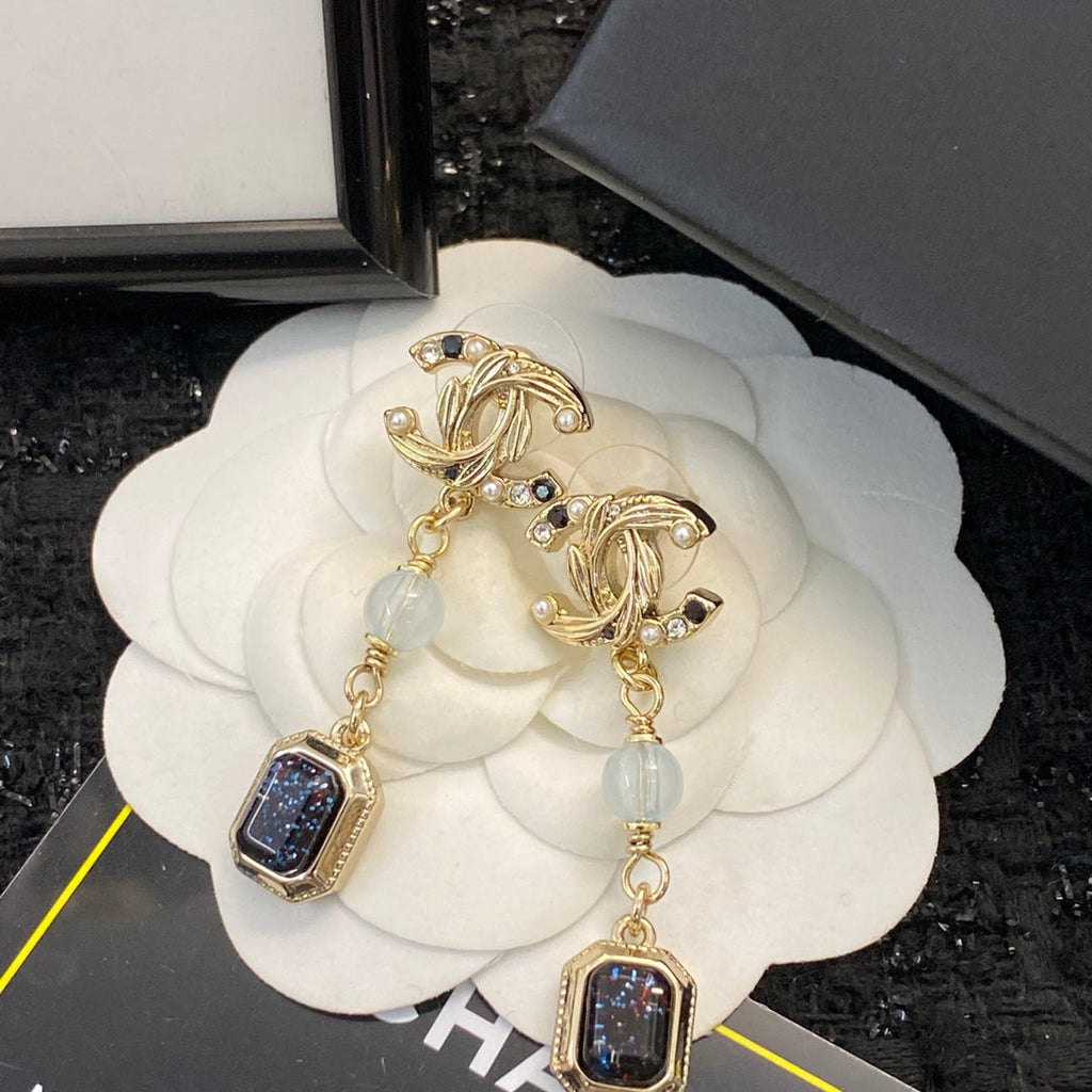 CHANEL Baroque Pearl Vintage Pendant Necklace