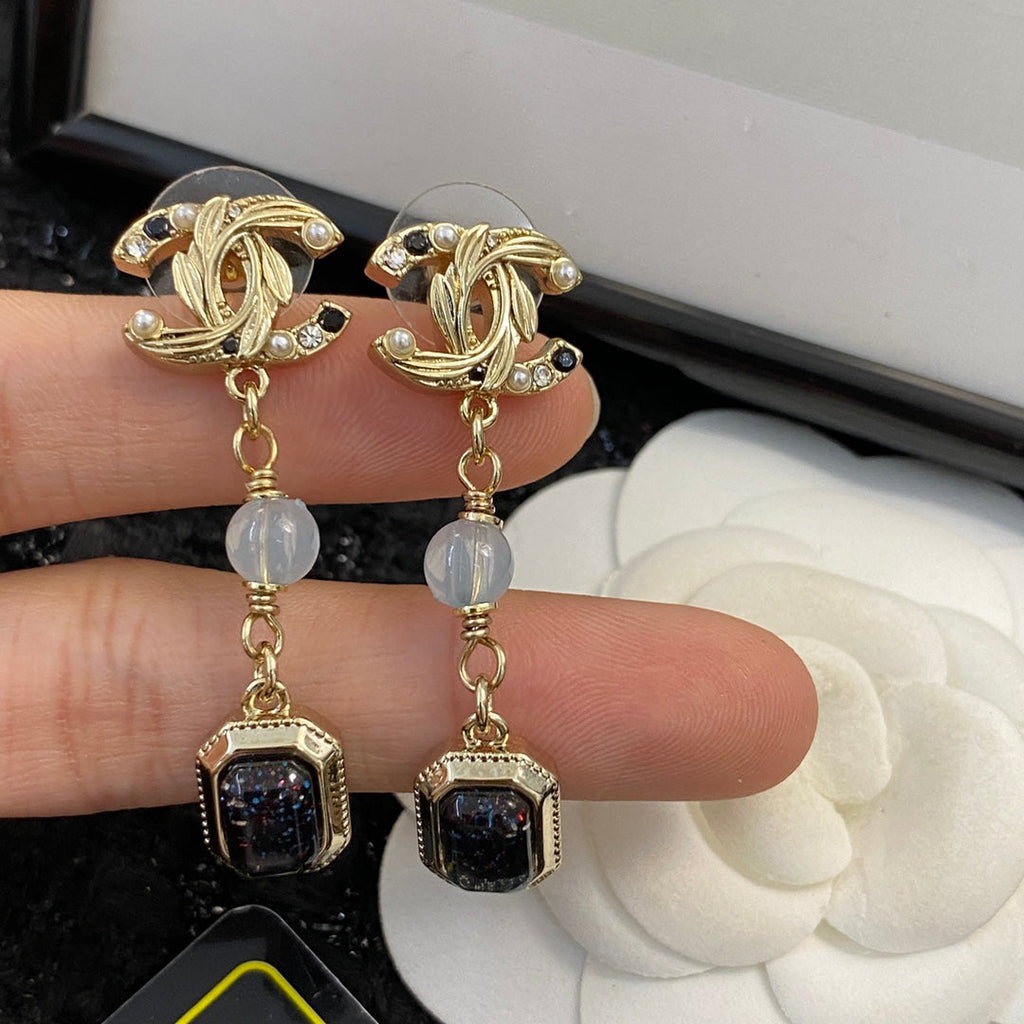 CHANEL Baroque Pearl Vintage Pendant Necklace