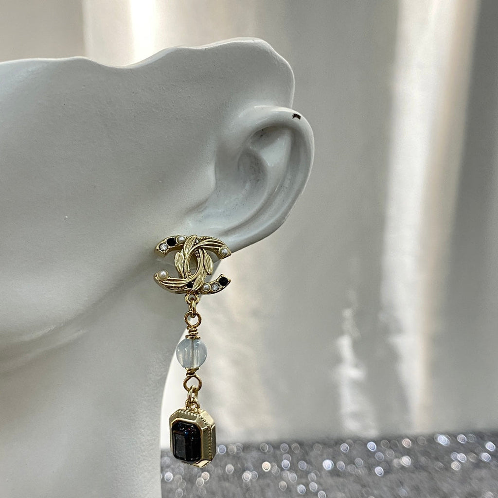 CHANEL Baroque Pearl Vintage Pendant Necklace