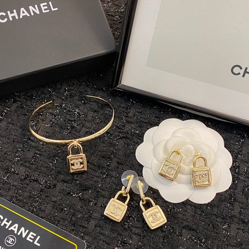 CHANEL Double-C Vintage Earrings