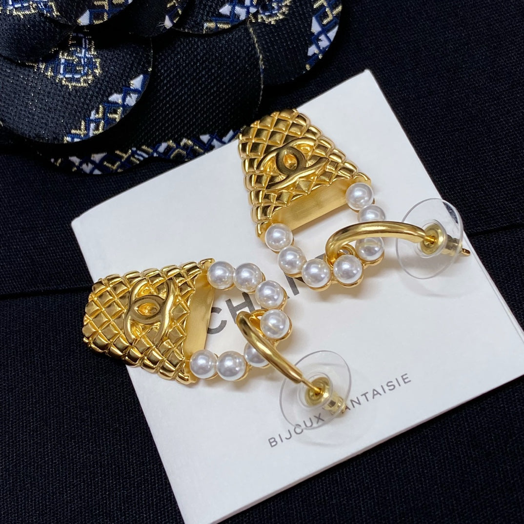 CHANEL P65 Pearl Vintage Earrings