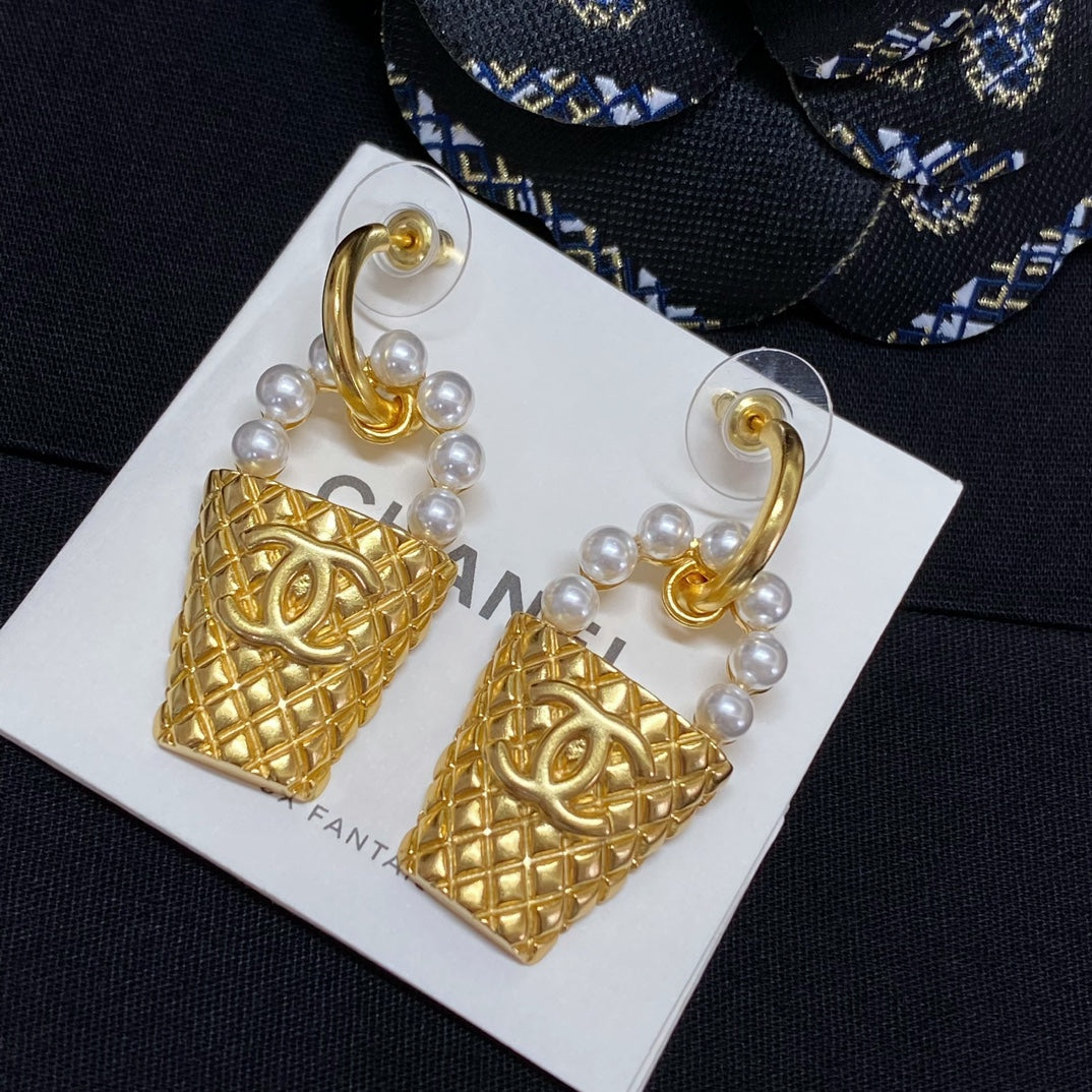 CHANEL P65 Pearl Vintage Earrings