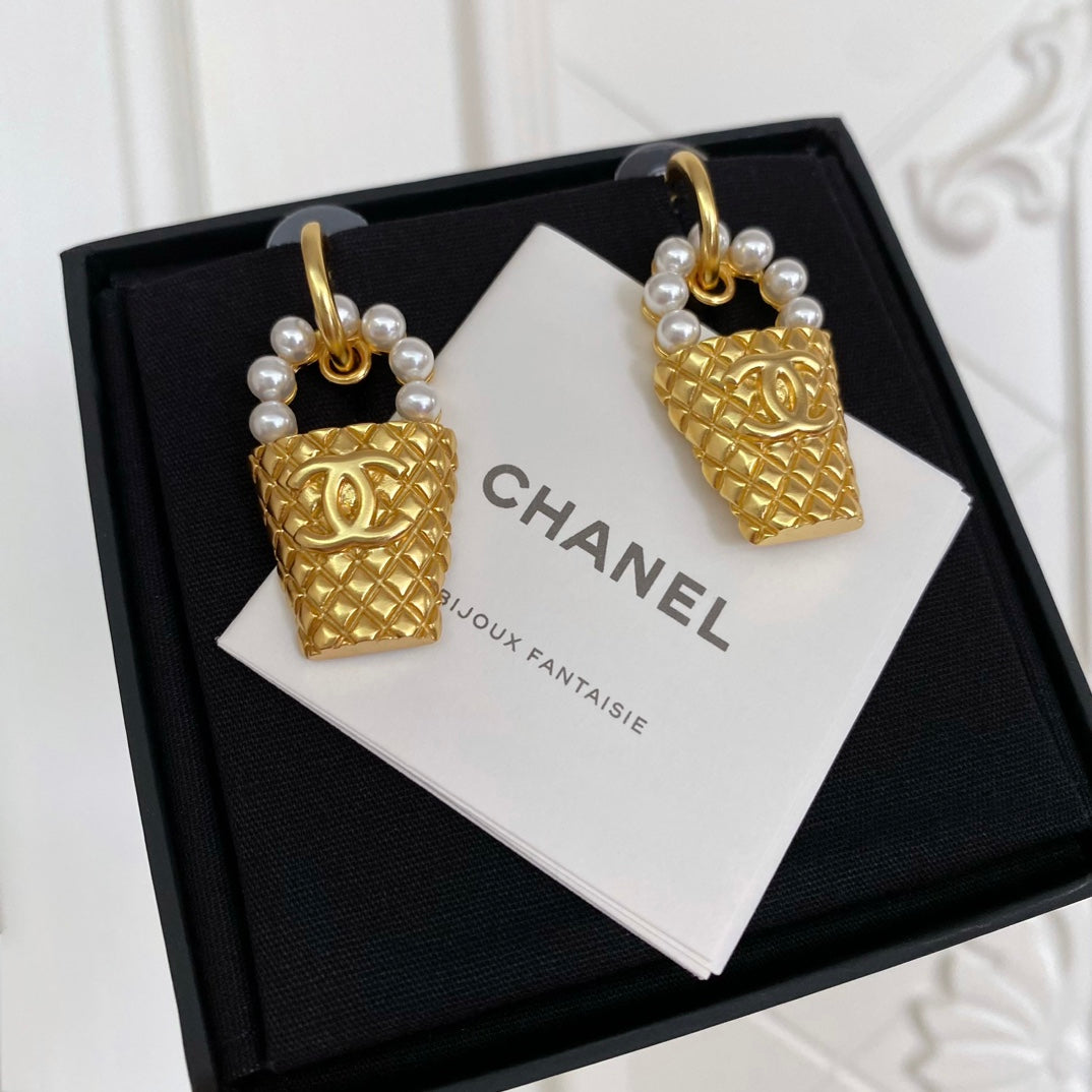 CHANEL P65 Pearl Vintage Earrings
