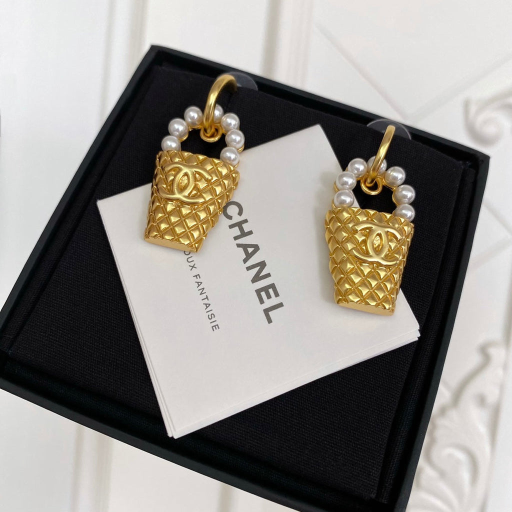CHANEL P65 Pearl Vintage Earrings