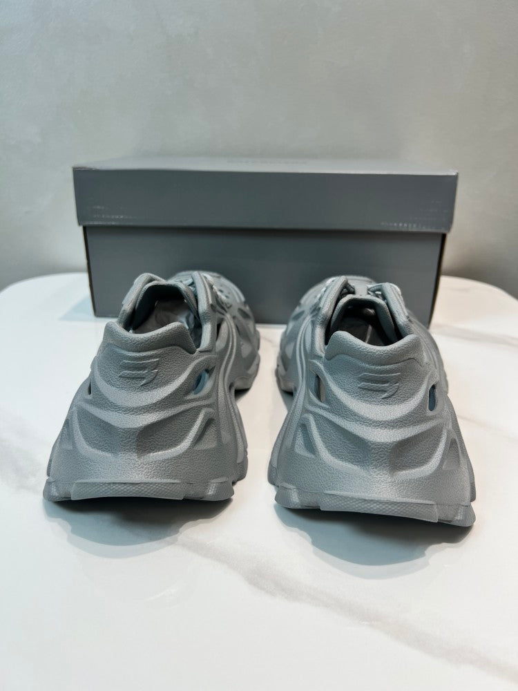 Balenciaga 当天现货！（巴黎新款凉鞋） 资讯：新款BALENCIAGA 巴黎世家-凉鞋是通过一体成型磨具，热压，精密组合等细节，展示了设计师 Demna Slide #01 - Color 01 - Image 4