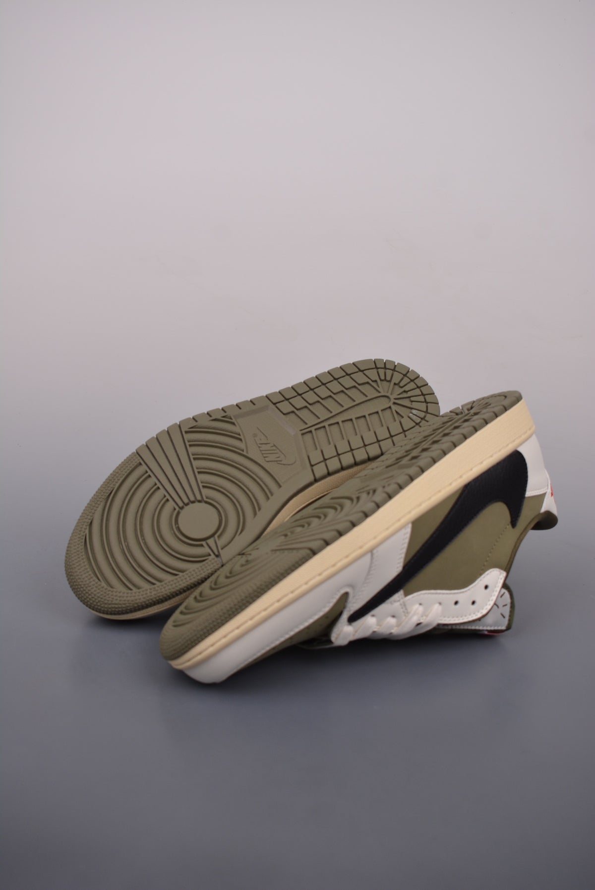 Fragment x Travis Scott x Nike Air Jordan 1 Low - Image 3