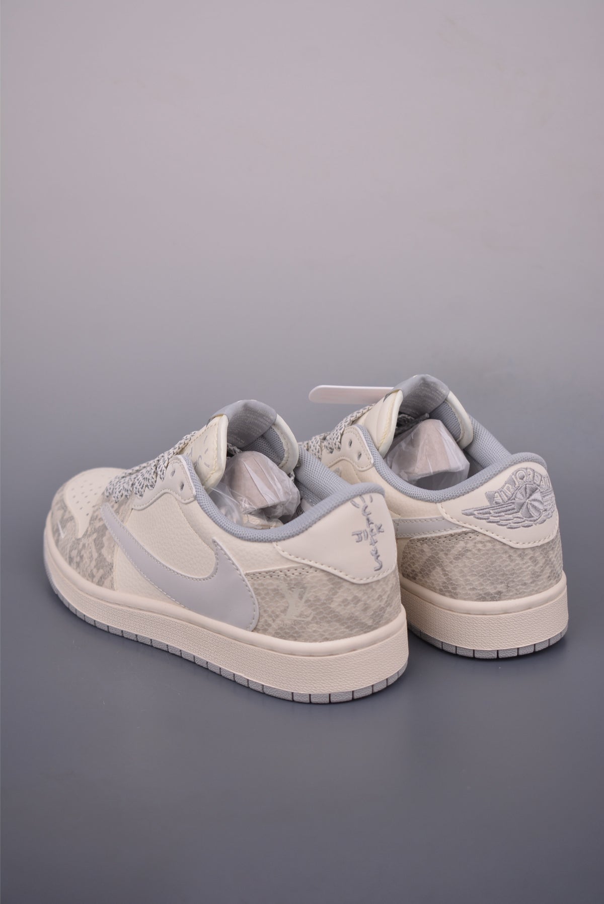 Fragment x Travis Scott x Nike Air Jordan 1 Low - Image 2