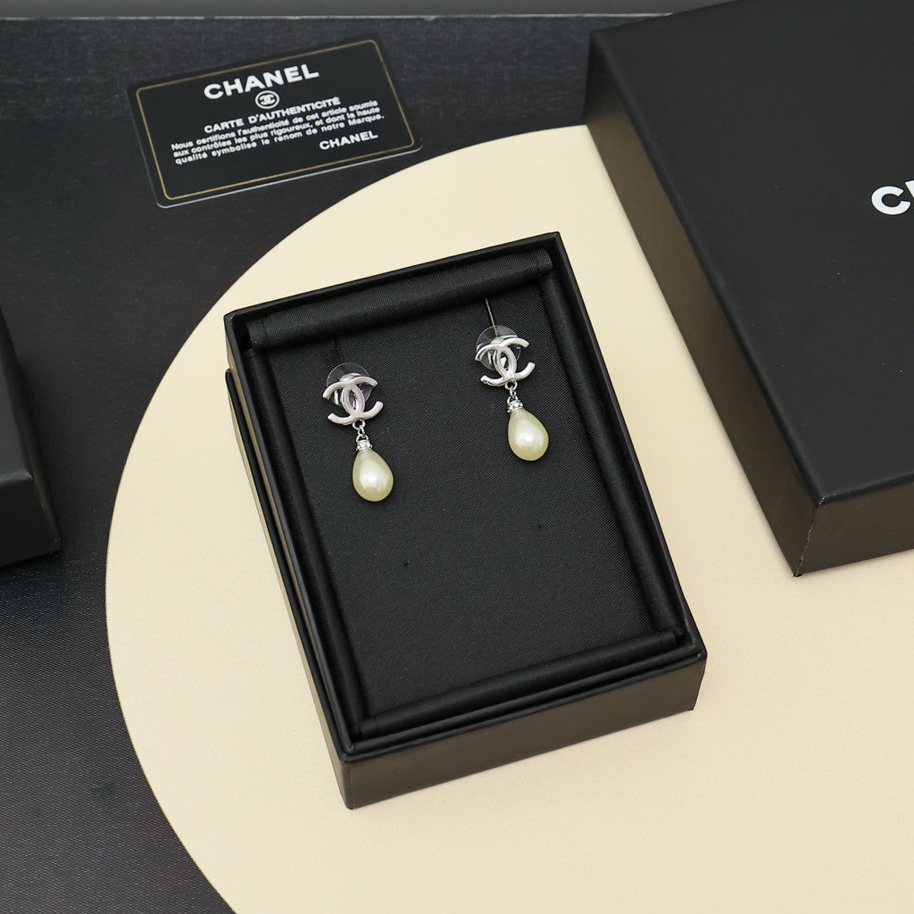 CHANEL Pearl Earrings