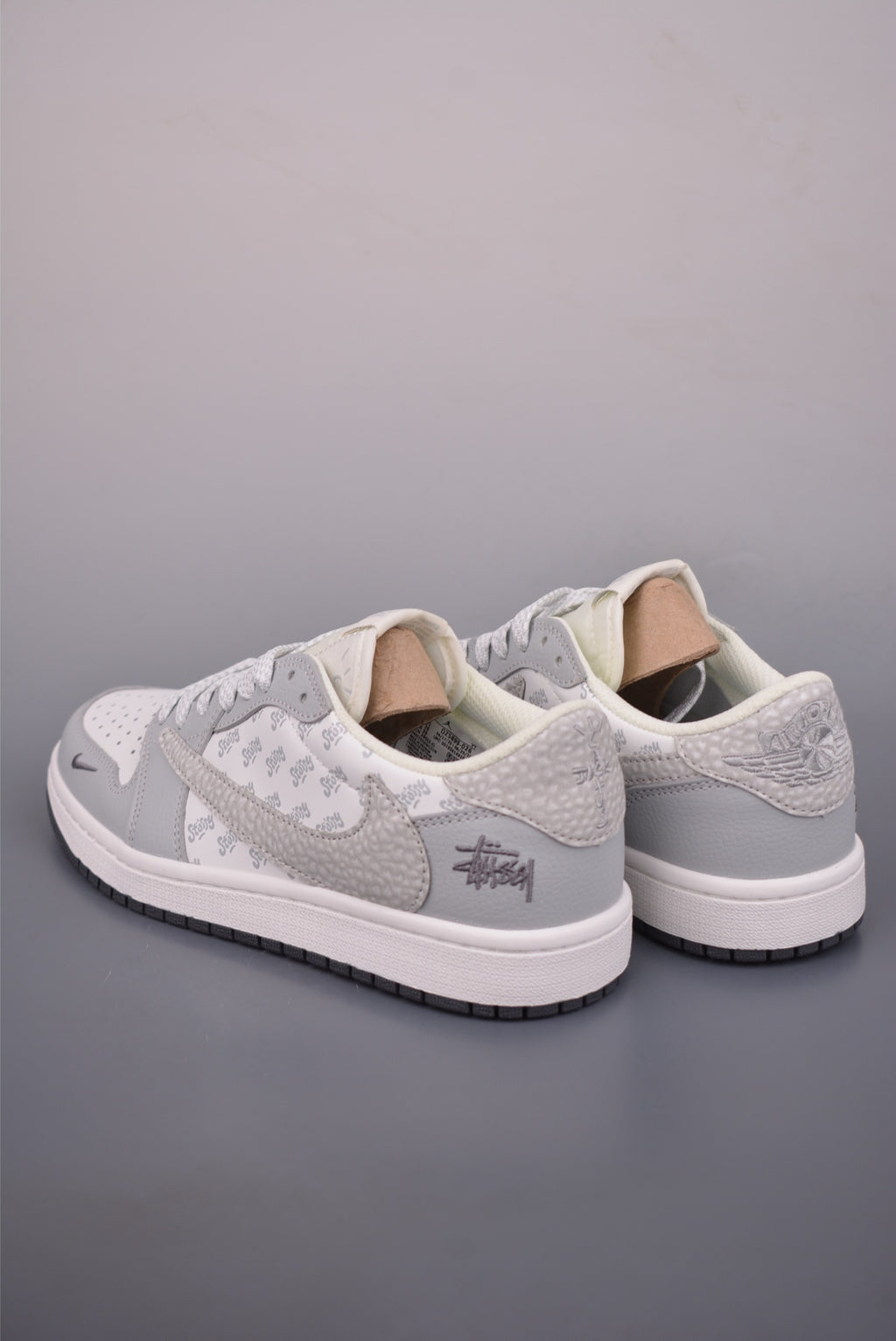 Fragment x Travis Scott x Nike Air Jordan 1 Low - Image 2