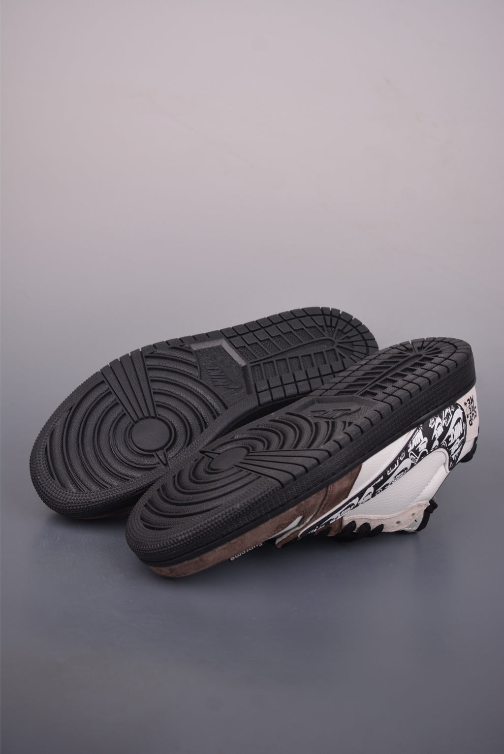 Fragment x Travis Scott x Nike Air Jordan 1 Low - Image 3