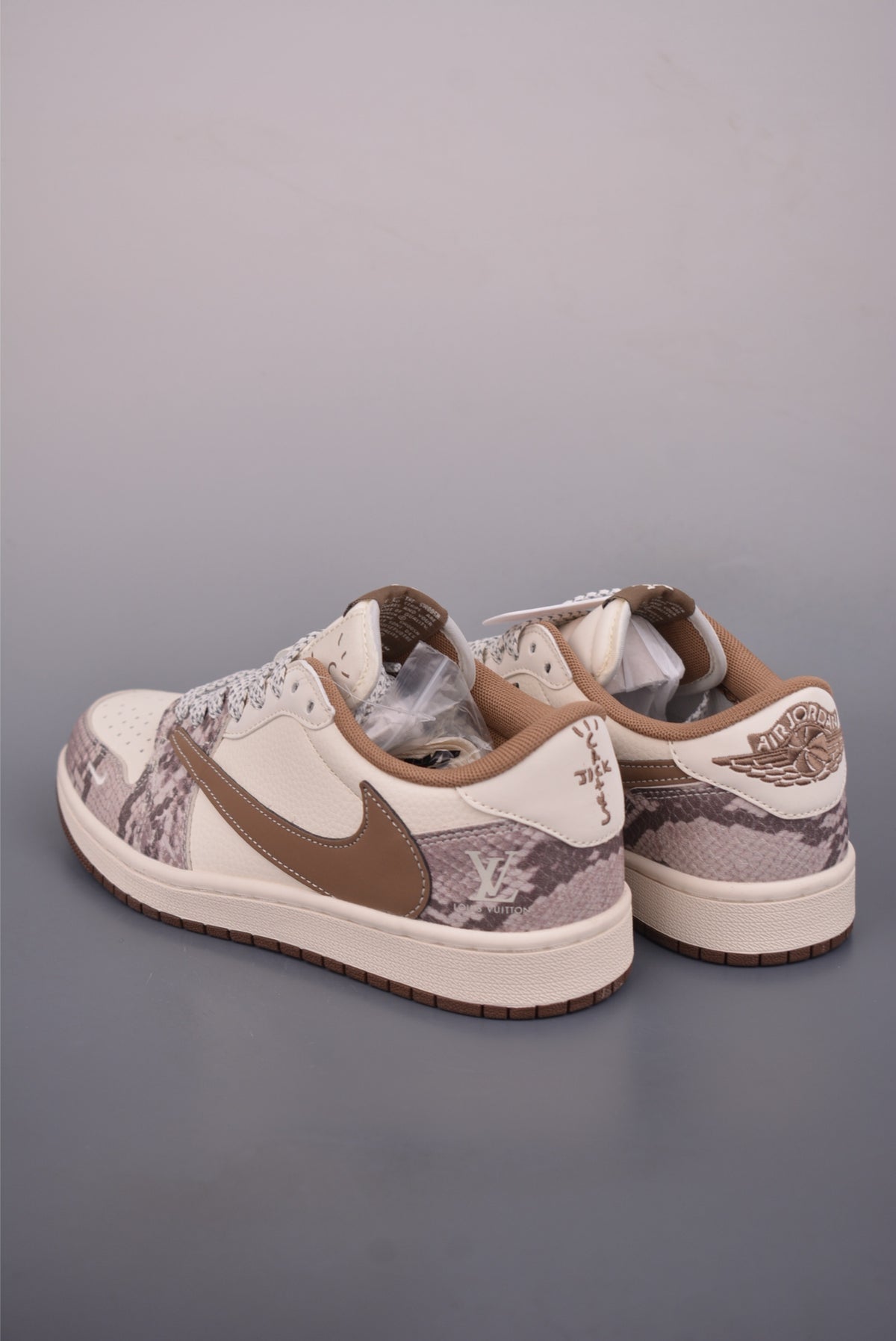 Fragment x Travis Scott x Nike Air Jordan 1 Low - Image 2