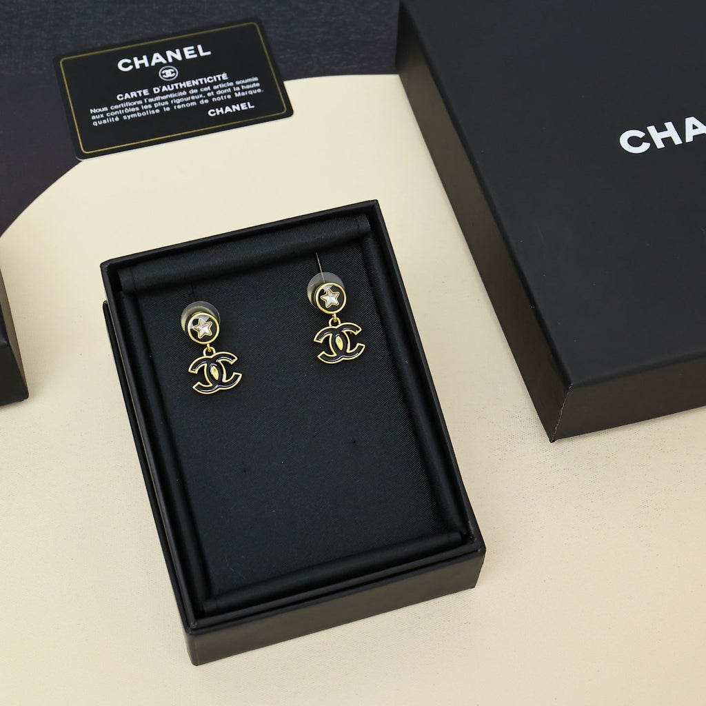 CHANEL Enamel Double-C Vintage Pendant Necklace