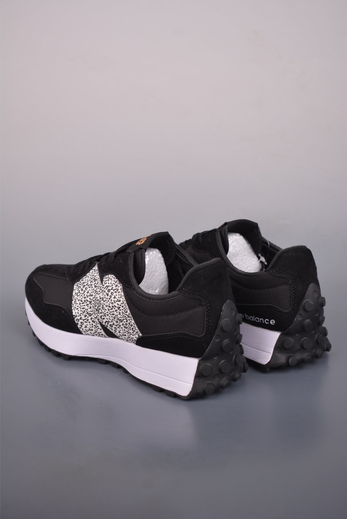 New Balance 327 - Image 2