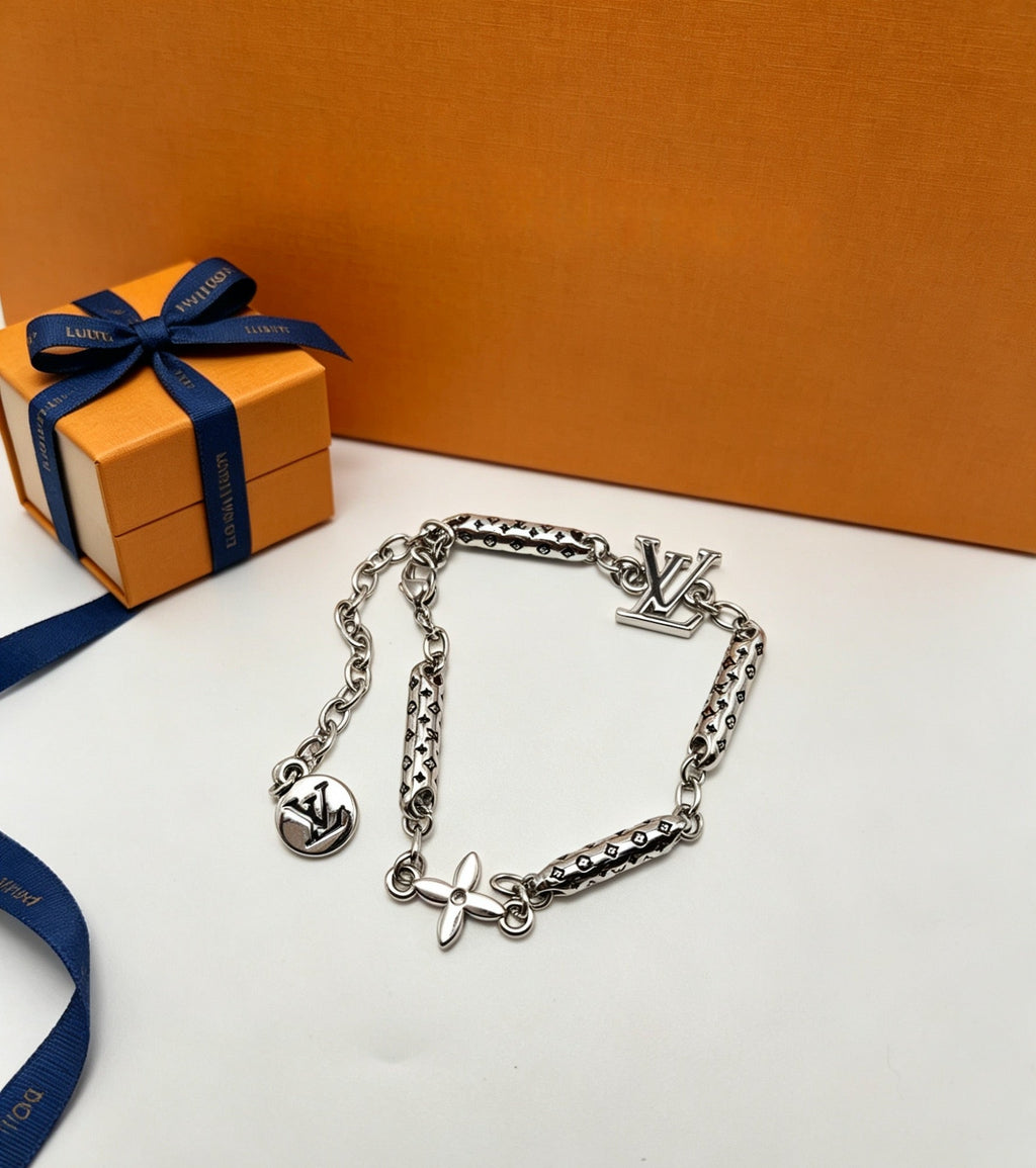 LOUIS VUITTON Necklace