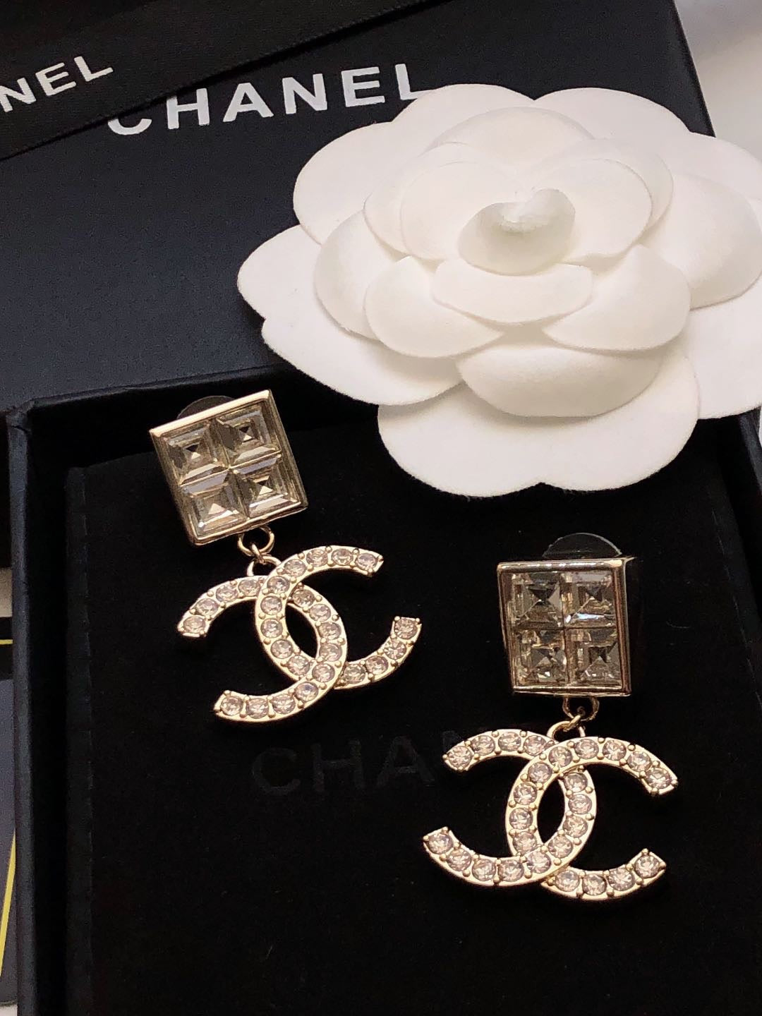 CHANEL Pearl Earrings