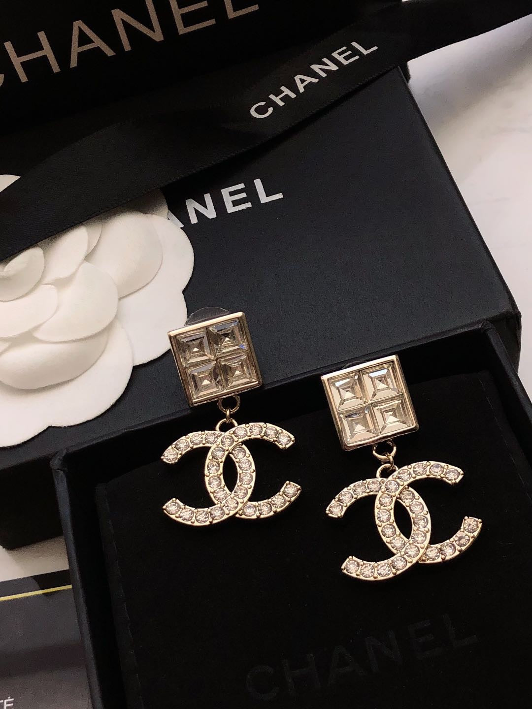 CHANEL Pearl Earrings